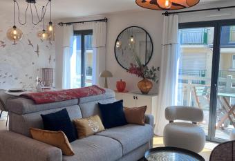 Appartement Standing, Centre,200m place Morny has Balcony rooms