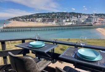 Mini-duplex cosy avec magnifique vue mer has rooms with a private hot tub