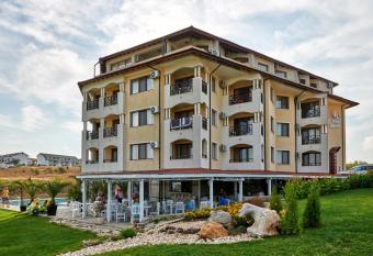 Toma s Residence - Front Beach has Balcony rooms