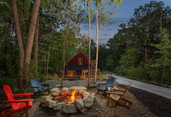 A Modern Cozy 2BDR Roosters Den Cabin has Balcony rooms