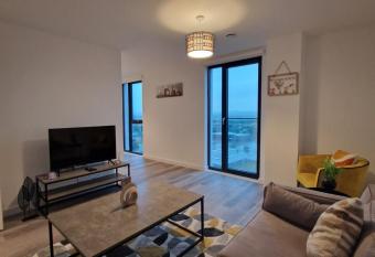 3 Bedroom Apartment in Preston - Stunning City View allows 18 year olds to book a room