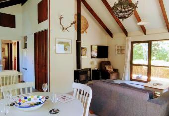 La Vie En Rose Cottage has Balcony rooms