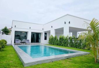 The MaBella Pool Luxury Villa Pattaya has Balcony rooms