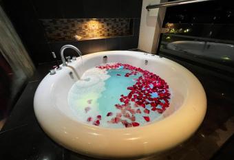 Modern 1 Bed Apartment On Bangla Road, Patong Beach has rooms with a private hot tub