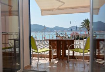 Les pieds dans l eau has Balcony rooms