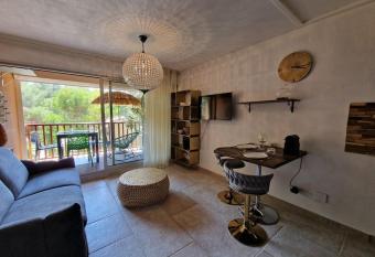 Beau studio, moderne, au calme avec piscine et parking priv   dans une r  sidence arbor  e allows 18 year olds to book a room