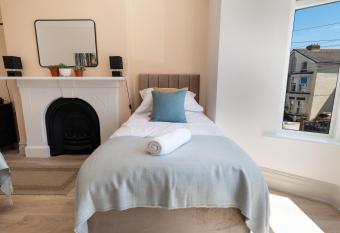 Mariners  Retreat, sleeps 6, 20mins to Liverpool, free parking & WiFi has Balcony rooms