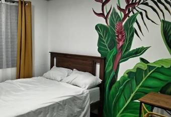 The Smith Guesthouse-Habitaciones Smith Alquiler allows 18 year olds to book a room