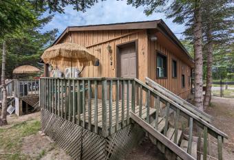 Modern Tiny Wood Cottage 04 has Balcony rooms