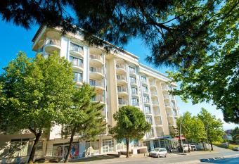 Lion City Hotel has rooms with a private hot tub