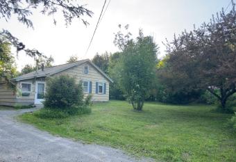 Camaliti Cottage- Eco Stay For Saratoga & More allows 18 year olds to book a room