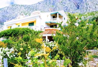 Grand View Apartments has Balcony rooms