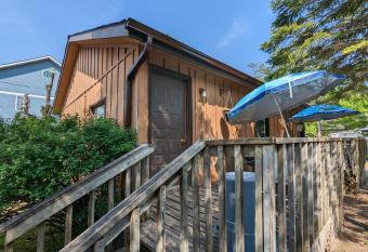 Tiny Wood Cottage 07 has Balcony rooms