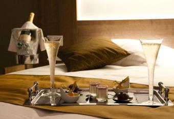 The Originals City, H  tel Les Bastides du Gapeau has rooms with a private hot tub