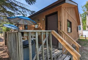 Tiny Wood Cottage 08 has Balcony rooms