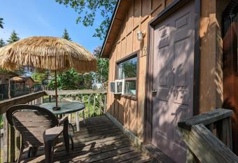 Tiny Wood Cottage 12 has Balcony rooms