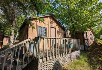 Tiny Wood Cottage 14 has Balcony rooms
