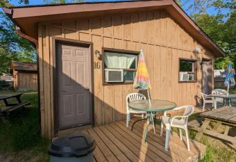 Tiny Wood Cottage 16 has Balcony rooms
