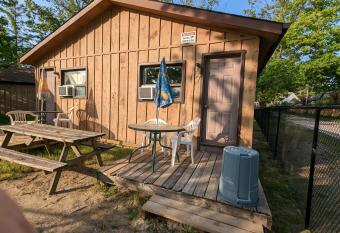 Tiny Wood Cottage 17 has Balcony rooms