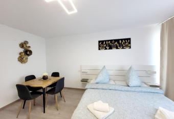 2 Zimmer Wohnung in Zentrale Lage has Balcony rooms