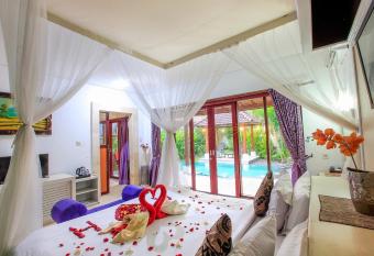 One Bedroom Private Pool Classic Villa has rooms with a private hot tub