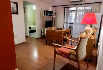 Alquiler temporal has rooms with a private hot tub