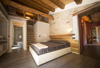 Brisighella Green Wellness has rooms with a private hot tub