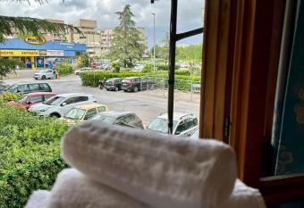 La Casa Nostra has rooms with a private hot tub