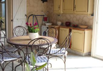 le rougelas has Balcony rooms