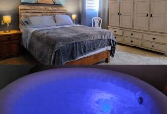 Casa Fray Pedro Jacuzzi Privado has rooms with a private hot tub