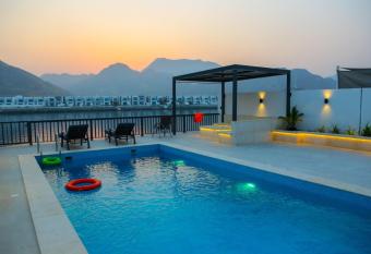 The Blue Moon Villa - Al Dana, Fujairah has Balcony rooms