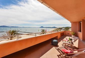 Temple Fielding 4, 4A has rooms with a private hot tub