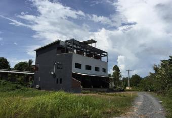 Lanta Manta Apartment has rooms with a private hot tub