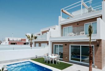 Casa de los Sue  os allows 18 year olds to book a room