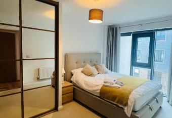 Charming 2 Bed and 2 Bath Flat in Watford has Balcony rooms