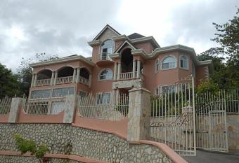 La Tour Manor has Balcony rooms