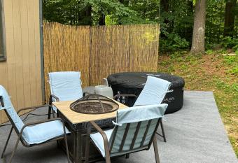 Rural Rendezvous of Saratoga has rooms with a private hot tub