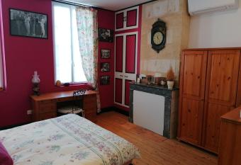 chambre d h  te 50, rue Gambetta    Libourne allows 18 year olds to book a room