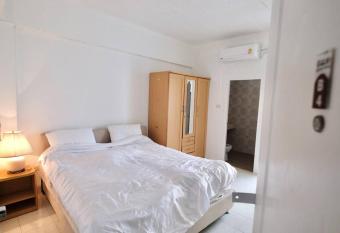 Cozy room near Airport has Balcony rooms