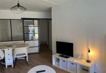 Charmant 2 pi  ces proche de Cannes allows 18 year olds to book a room