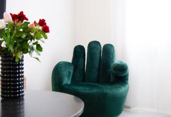 Nuova Arte - Dal Lago di Como allo Stadio has rooms with a private hot tub