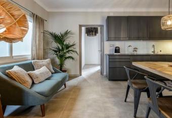 Grand appartement    Antibes allows 18 year olds to book a room