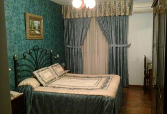 Hostal Pi  era has rooms with a private hot tub