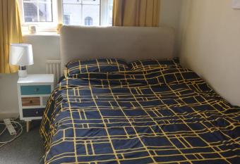 Bright double room approx 2 mile from city centre allows 18 year olds to book a room