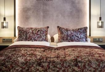 HOTEL andr   allows 18 year olds to book a room