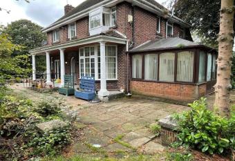 Burleigh House has Balcony rooms