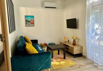 T2 calme et climatis   proche mer has Balcony rooms