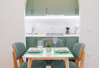 Lucjanos Studio Apartments has rooms with a private hot tub