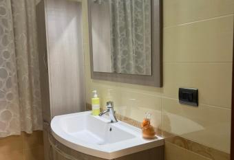 Golden house casa vacanza has Balcony rooms