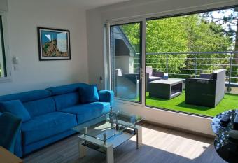 G  te sur les hauteurs d Honfleur - SPA has rooms with a private hot tub